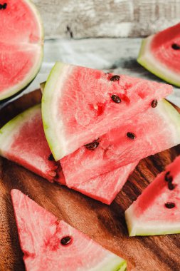Karpuz dilimi mavi rustik ahşap arka plan üzerinde. Yaz meyve, 