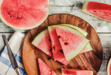 Karpuz dilimi mavi rustik ahşap arka plan üzerinde. Yaz meyve, 