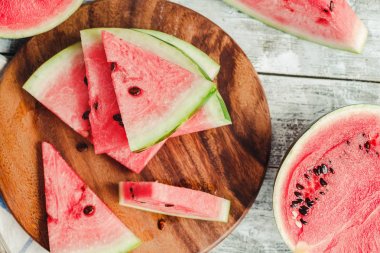 Karpuz dilimi mavi rustik ahşap arka plan üzerinde. Yaz meyve, 