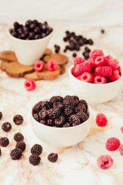 Ham Ahududu ve vahşi siyah, Beyaz su bardağı böğürtlen. Işıklı