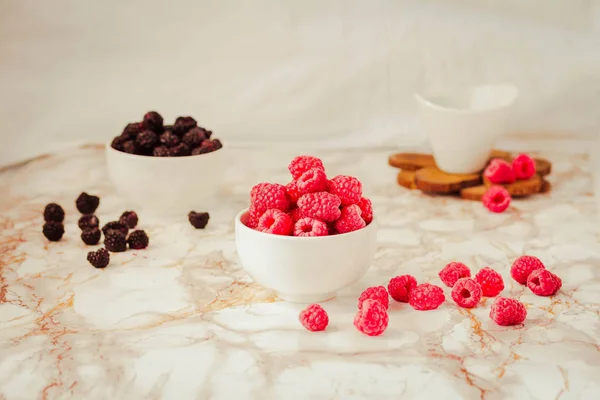 Framboises crues et noir sauvage, mûres dans des tasses blanches. Soupir — Photo