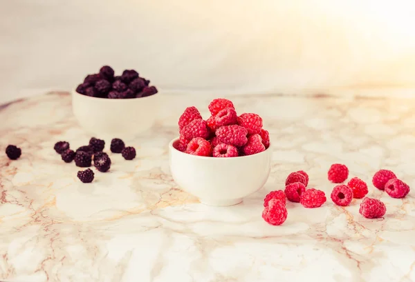 Framboises crues et noir sauvage, mûres dans des tasses blanches. Soupir — Photo