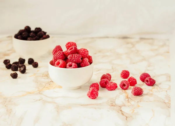 Framboises crues et noir sauvage, mûres dans des tasses blanches. Soupir — Photo