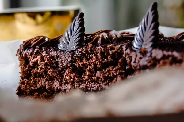 Pastel de chocolate recién hecho sobre fondo blanco — Foto de Stock