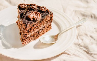 Beyaz bir masa üzerinde taze yapılmış çikolatalı kek.