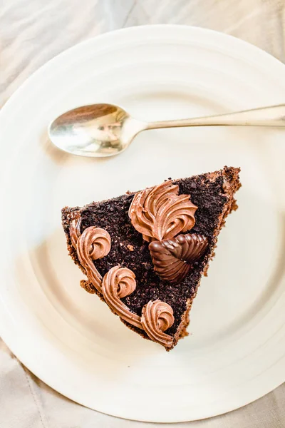 Tranché délicieux gâteau au chocolat sur fond blanc. Espace de copie. Haut — Photo