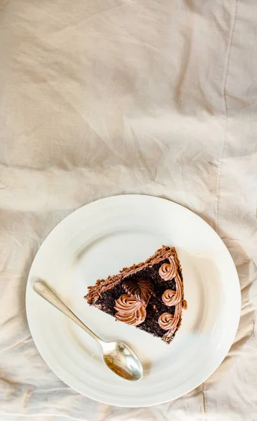 Tmavý čokoládový dort s čokoládovou polevou na dovolenou a šálek — Stock fotografie