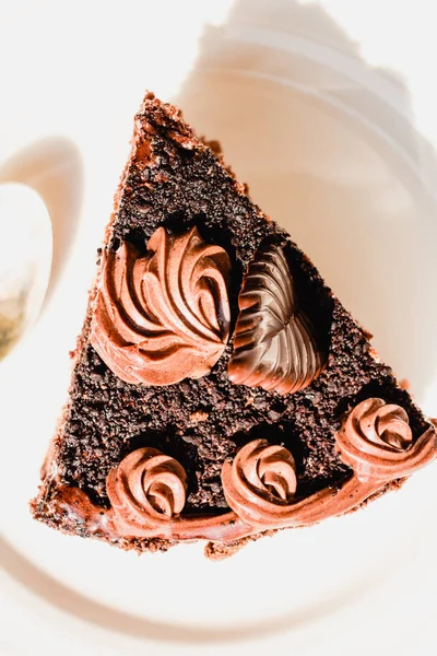 Pièce de gâteau au chocolat fraîchement faite sur un soleil wh — Photo