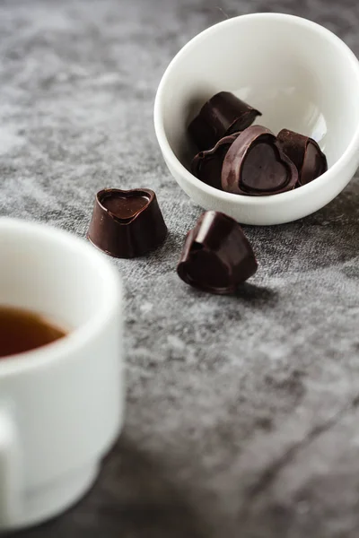 Dulces de chocolate negro hechos en casa para regalo de San Valentín u otro — Foto de Stock