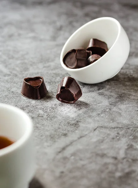 Casa feita doces de chocolate escuro para o presente do dia dos namorados ou outro — Fotografia de Stock