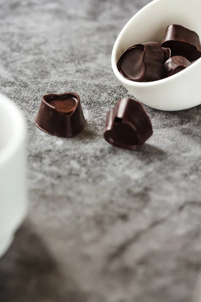 Casa feita doces de chocolate escuro para o presente do dia dos namorados ou outro — Fotografia de Stock
