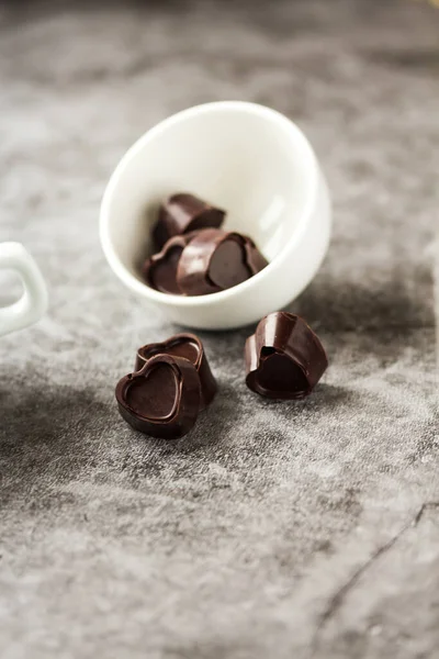 Hausgemachte Valentinsherz in Form von Nama-Schokolade. exklusive Schokolade — Stockfoto