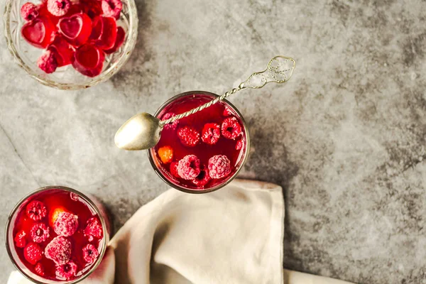 Berries in jelly pudding with fresh raspberries in glasses. Vale — Stock Photo, Image