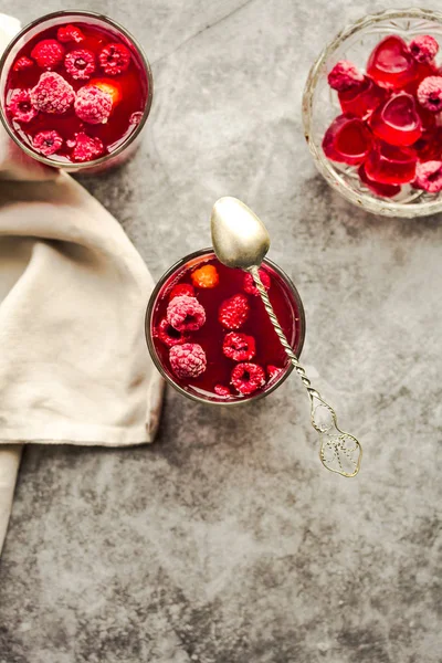Berries in jelly pudding with fresh raspberries in glasses. Vale — Stockfoto