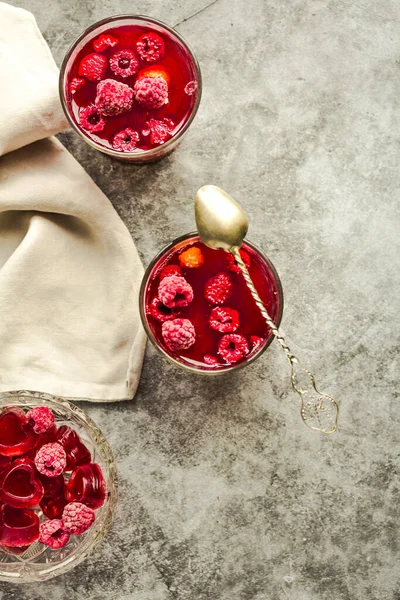 Berries in jelly pudding with fresh raspberries in glasses. Vale — Stok fotoğraf