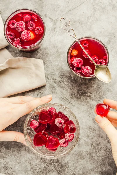 Postre de gelatina con frambuesas frescas servidas en vasos. Saludable — Foto de Stock