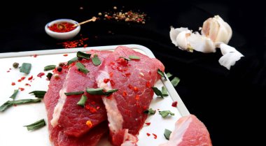 Kırmızı biber ve sarımsaklı taze et.                               