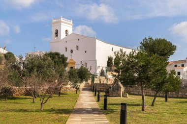 Es Mercadal 'da bahçeli tek kilise manzarası. Menorka. İspanya.