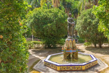 Malaga 'nın ünlü parkındaki çeşmenin fevkalade manzarası. İspanya.