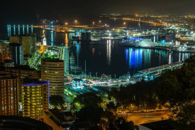 Malaga Limanı 'nın güzel gece manzarası. Akdeniz 'de. Endülüs. İspanya.