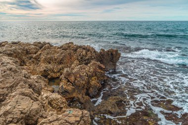 Malaga 'daki Torre Vigia Las Palomas' ın yanındaki Akdeniz Sahil Taşları. Costa del Sol. İspanya.
