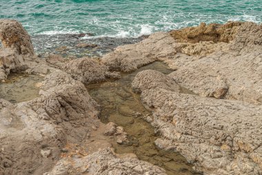 Malaga 'daki Torre Vigia Las Palomas' ın yanındaki Akdeniz kıyısında. Costa del Sol. İspanya.