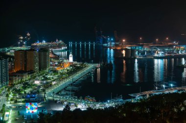 Malaga Limanı 'nın güzel gece manzarası. Costa del Sol. İspanya.
