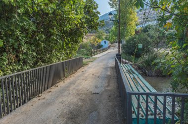 Ünlü Riofrio 'daki tuhaf köprü manzarası. Granada. İspanya.