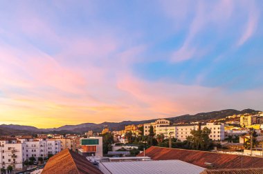 Meraklı ve güzel sarı gün batımı.