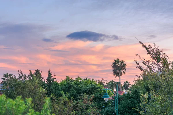 Kurioser Und Schöner Sonnenuntergang Auf Dem Dorf — Stockfoto