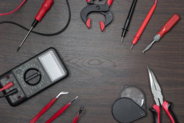 Kırmızı araç kiti koyu kahverengi ahşap masa etrafında uzanır metin için boşluk ile