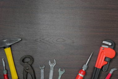 Rastgele araçlar aşağıdan kahverengi ahşap masa üzerinde metin için boşluk ile