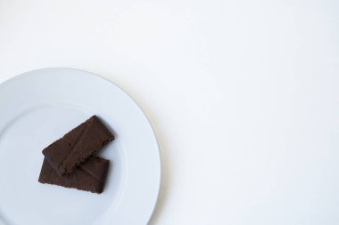 Beyaz tabakta çikolatalı kurabiye.