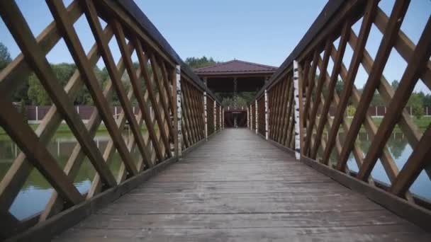 Ponte Madeira Lago Para Pavilhão — Vídeo de Stock