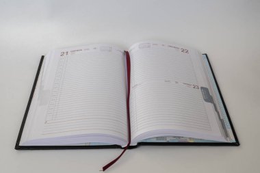 Beyaz arka planda siyah deri notebook