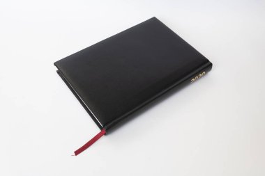 Beyaz arka planda siyah deri notebook