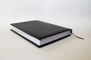 Beyaz arka planda siyah deri notebook