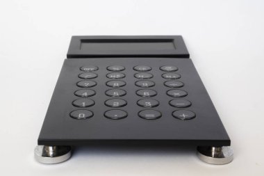 beyaz arkaplanda siyah modern hesap makinesi