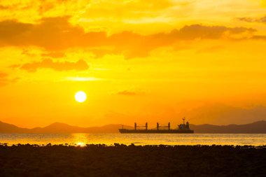 Deniz siluet büyük tekne üzerinde güzel gün batımı