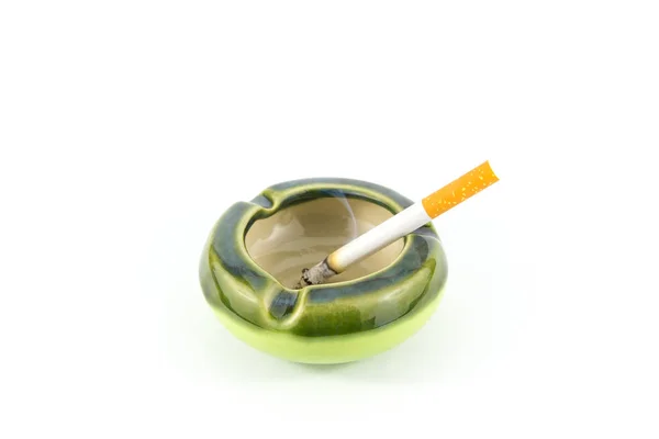 Zigarette mit Keramik-Aschenbecher auf weißem Hintergrund — Stockfoto