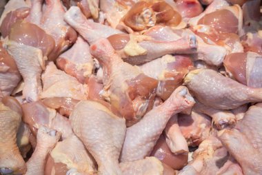 Taze tavuk ürünlerini pazarda satmak