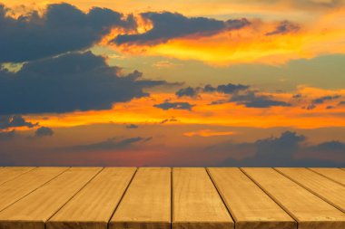 Ahşap masa üstü güzel gökyüzü günbatımı arka plan ile boş