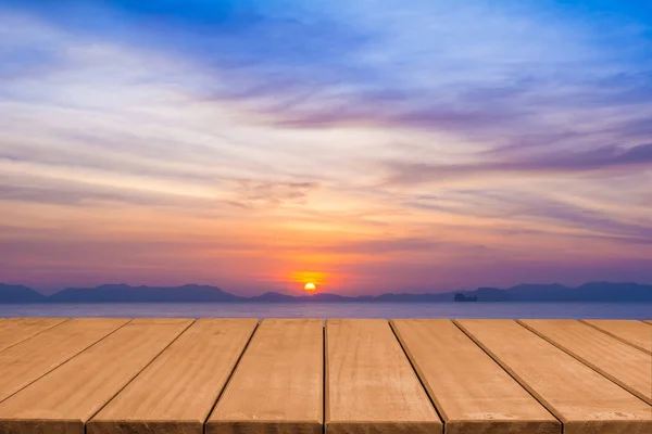 Κενό ξύλινο τραπέζι κορυφή με όμορφη Λυκόφως ηλιοβασίλεμα φόντο του ουρανού Φωτογραφία Αρχείου