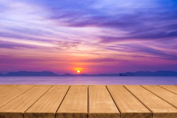 Κενό ξύλινο τραπέζι κορυφή με όμορφη Λυκόφως ηλιοβασίλεμα φόντο του ουρανού Εικόνα Αρχείου