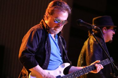 Blue Oyster Cult gitaristi Buck Dharma, nam-ı diğer Donald Roeser, Steinberger (namı diğer Cheeseberger) gitarını 2017 'de Roanoke Virginia' daki Festival 'de çaldı..