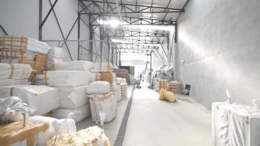 Lojistik işleri ve tesis. Forkliftlerle kutuları ve paketleri taşıyoruz.