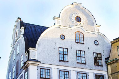 Gamla Stan (eski şehir) Stockholm - Stortorget kare evlerin çatılarında görüntülemek