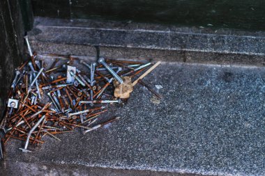 Bir taş yüzeyde paslı çivi