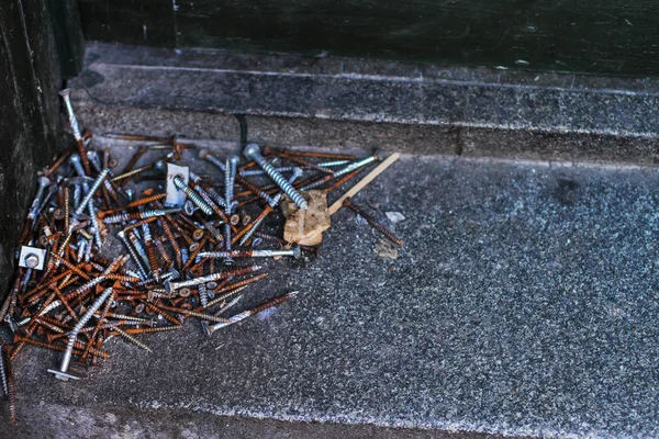 Bir taş yüzeyde paslı çivi