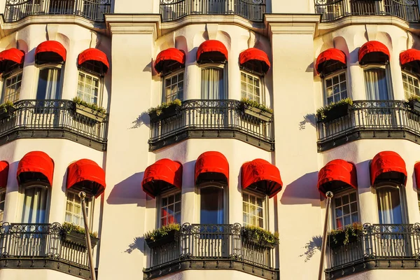 La bellissima facciata dell'hotel a Stoccolma con tende rosse Fotografia Stock